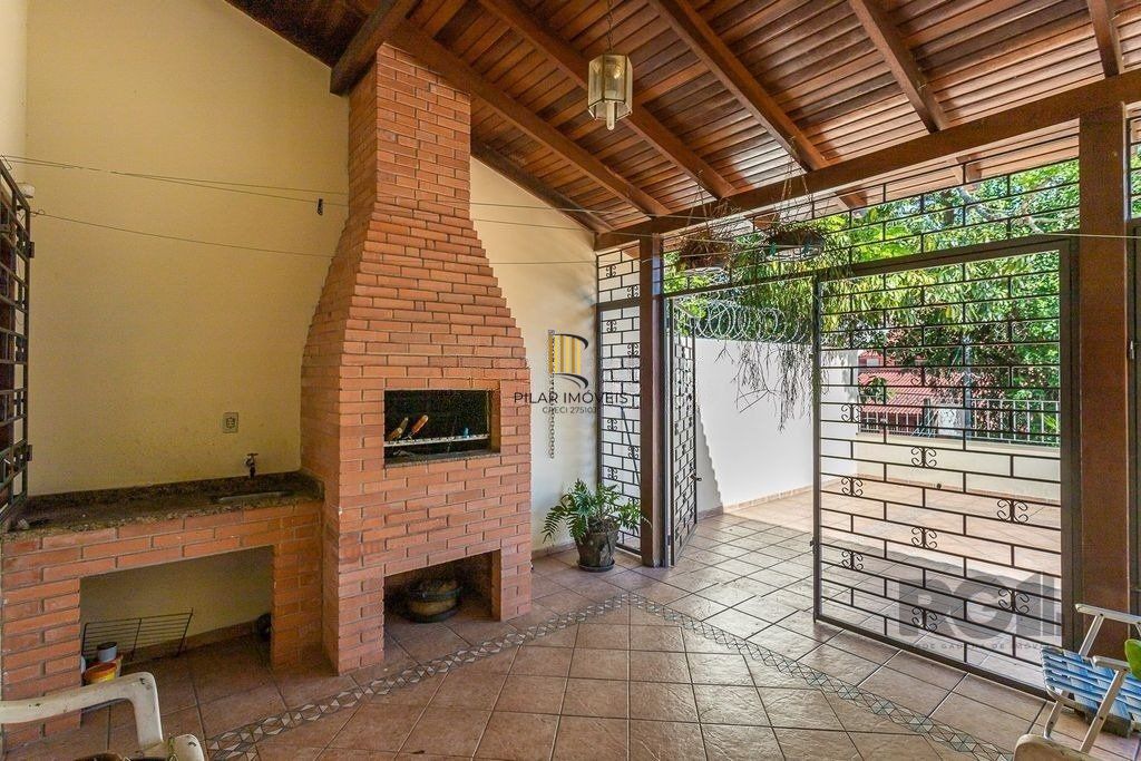 Casa 216m² - 4 dormitórios, 5 vagas no bairro Partenon