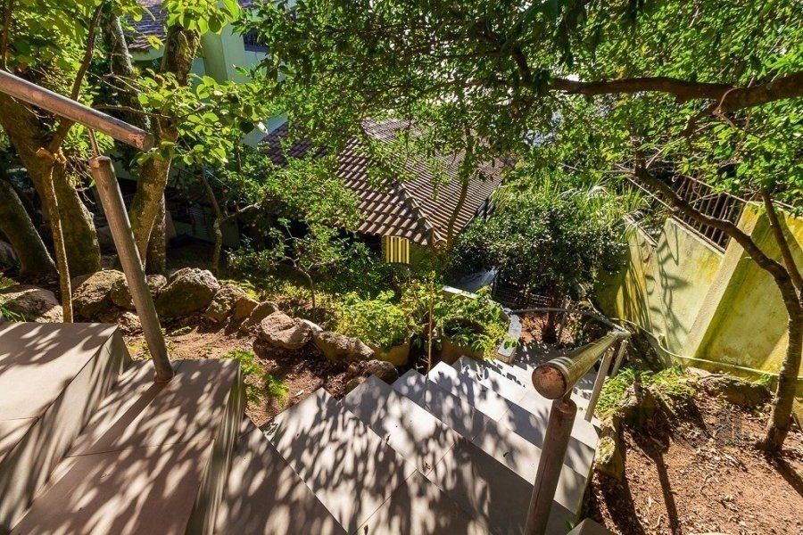 Casa com 400m² privativos e 1000m² de terreno, com vista. Um paraíso no Morro Apamecor!