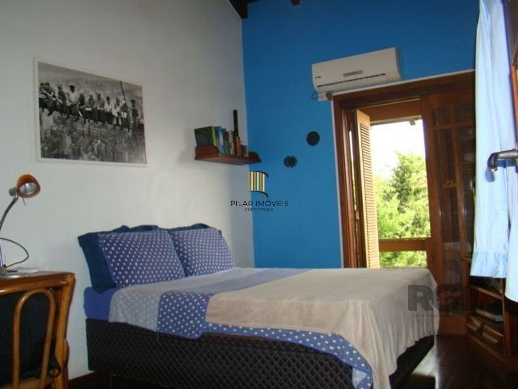 Casa de 370m² - 4 dormitórios, 2 suítes e 4 vagas de garagem no bairro Espírito Santo
