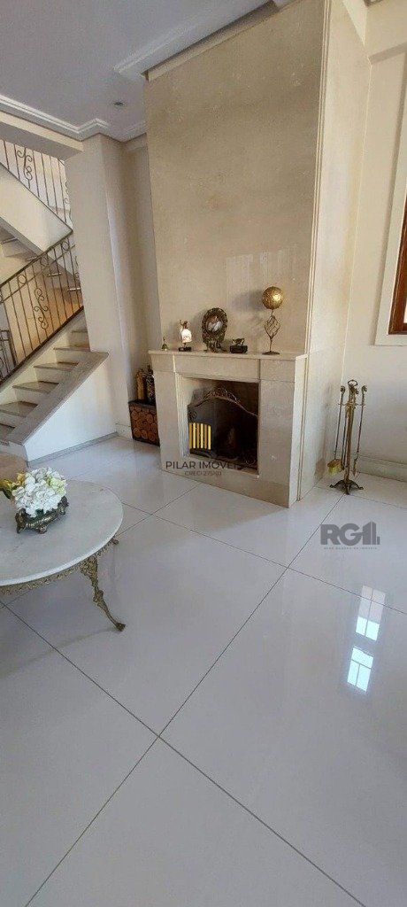 Excelente casa de 465m² com 3 dormitórios e 5 vagas de garagem.