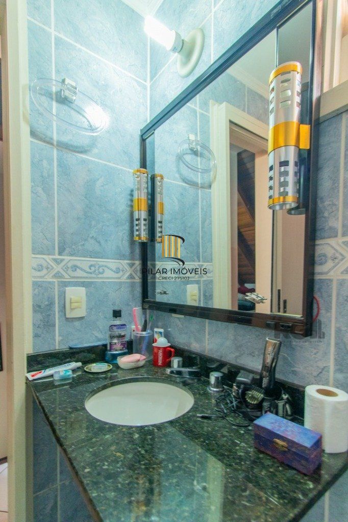 Casa em condoínio com 3 dormitorios, 2 suítes e  duas vagas de garaem no  bairroTeresópolis