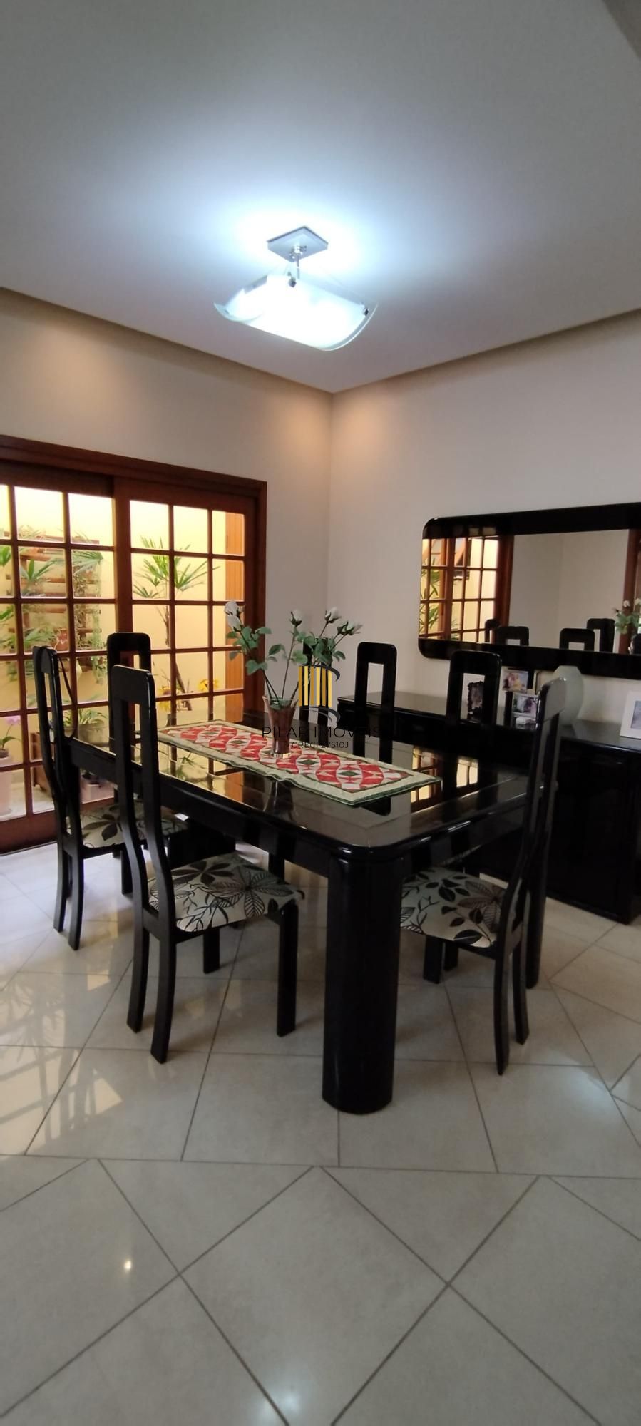 Casa 348m², 4 dormitórios, 2 vagas no bairro Nonoai