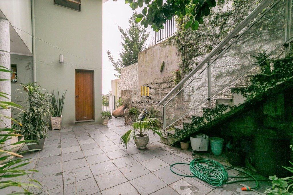 Casa para Venda - 279m², 3 dormitórios, sendo 1 suites, 4 vagas - Teresópolis