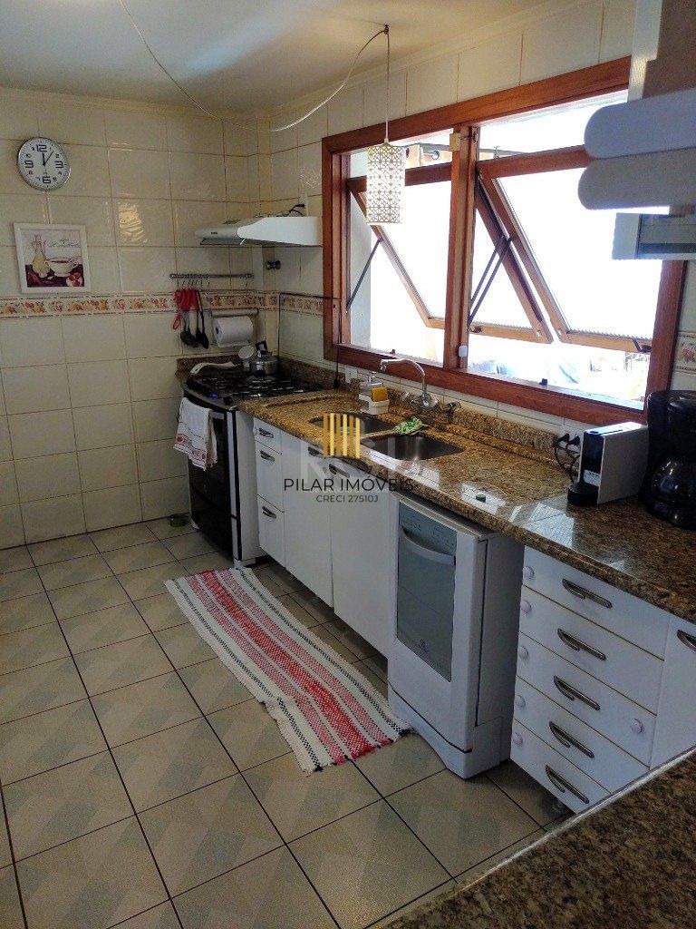 Excelente casa com 03 suíte, espaço gourmet com churrasqueira, living com lareira, pátio com piscina e garagem para 02 carros no bairro Espírito Santo