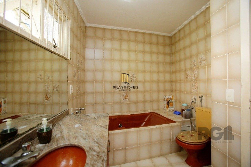 Excelente casa de 235m² com 4 dormitórios e 3 vagas no bairro Azenha.