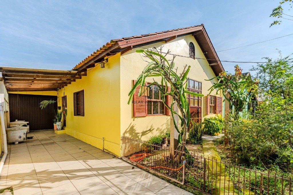 Casa de 2 dormitórios, no bairro  Hípica