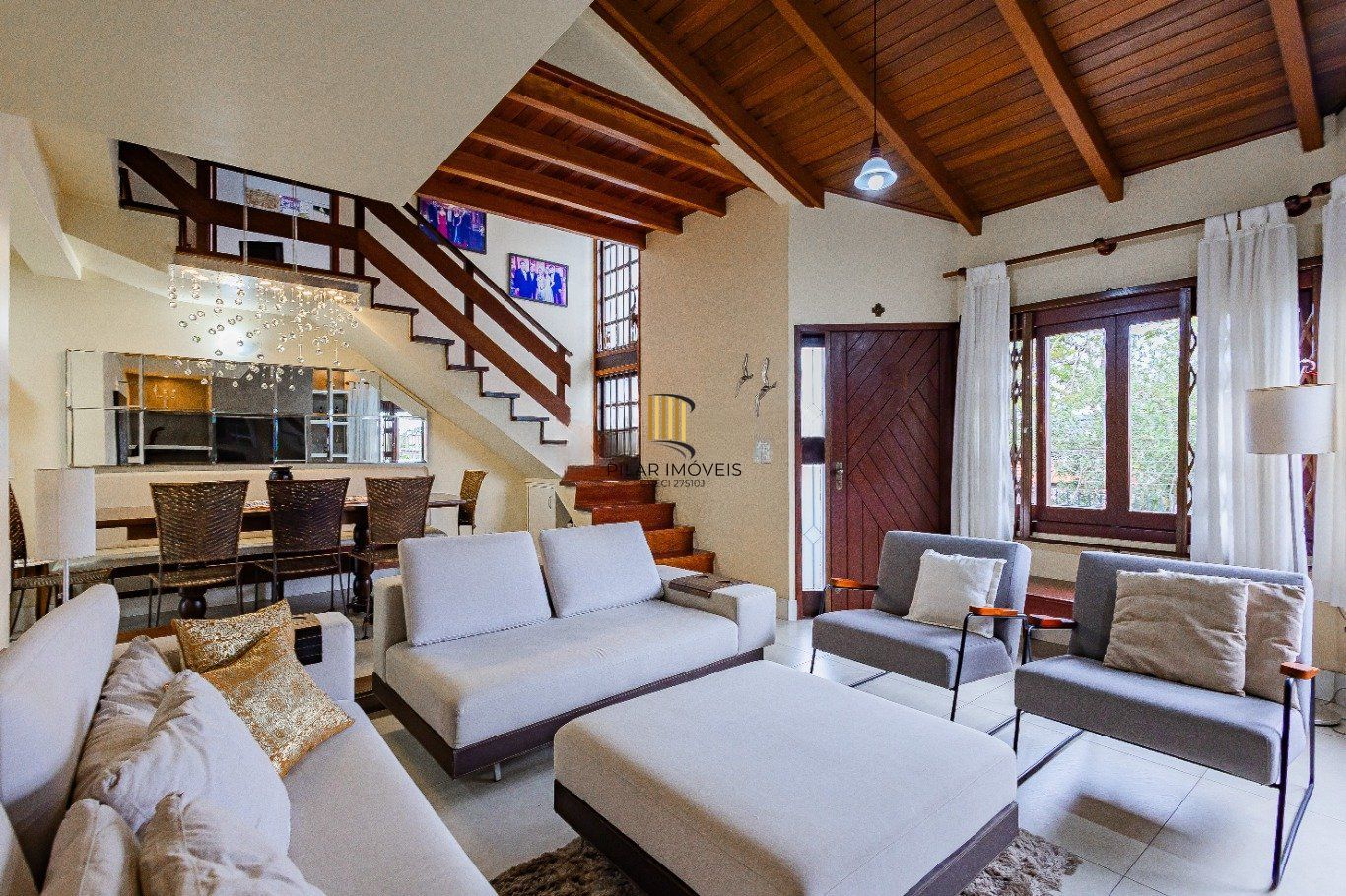 Casa de 4 dormitórios e 208m² à venda no Bairro Jardim Botânico, Porto Alegre.