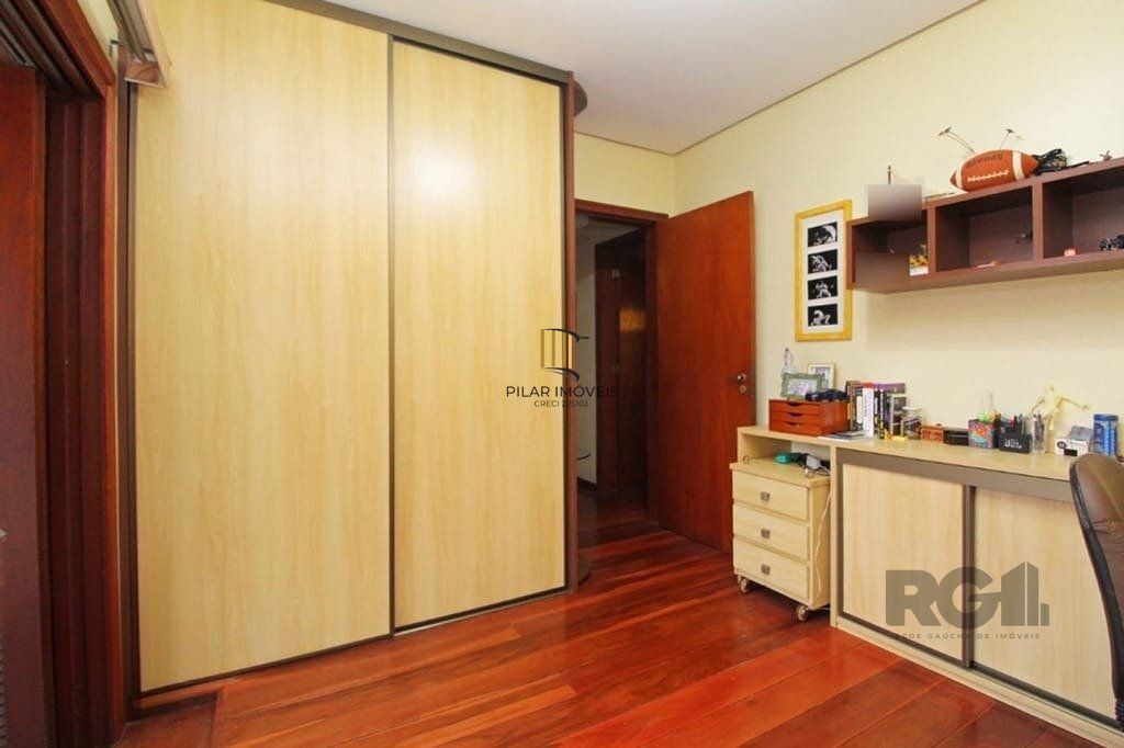 Casa de 275m² - 3 dormitórios e 3 vagas no bairro Coronel Aparício Borges