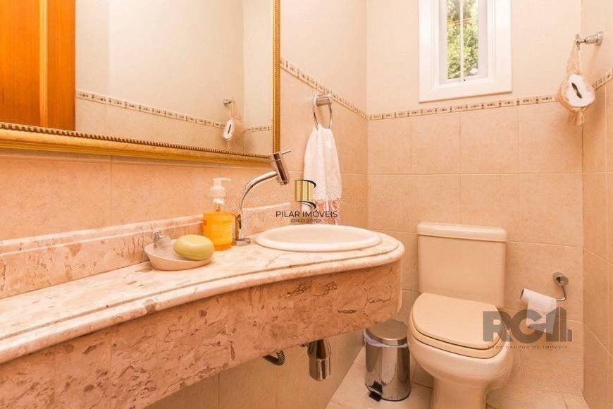 Casa de 380m² - 4 dormitórios, 2 suítes, 4 vagas no bairro Bom Jesus