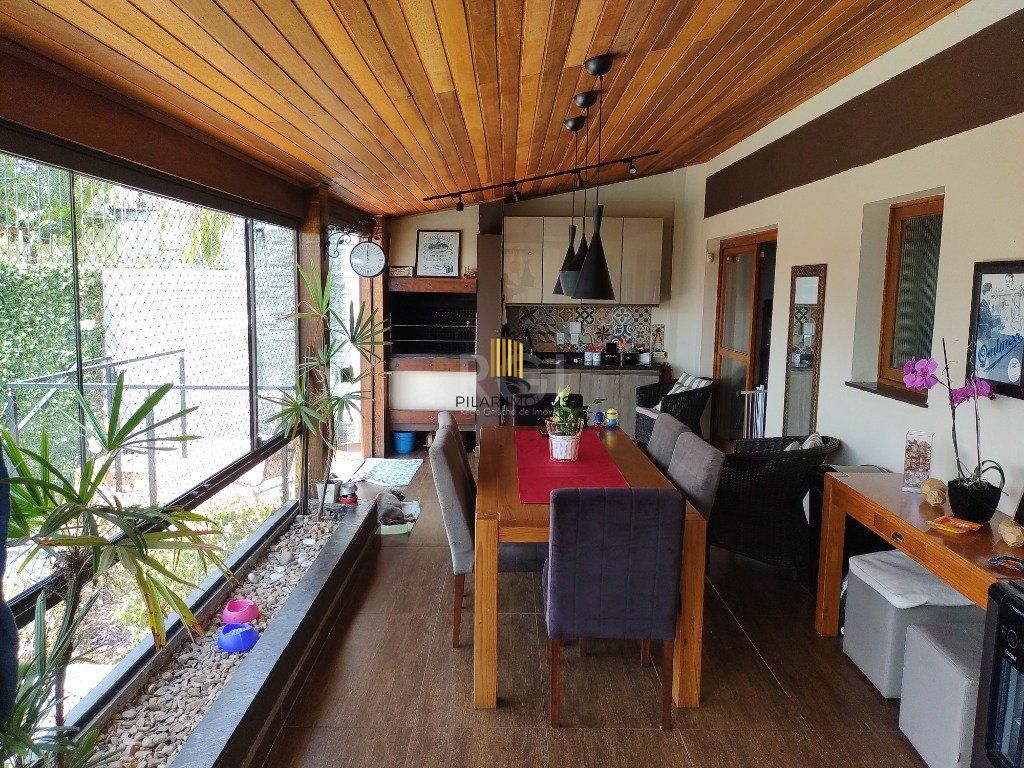 Excelente casa com 03 suíte, espaço gourmet com churrasqueira, living com lareira, pátio com piscina e garagem para 02 carros no bairro Espírito Santo