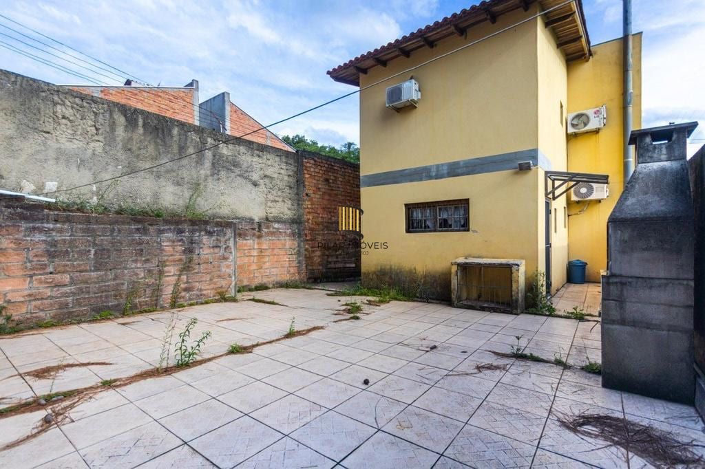 Casa de 3 dormitórios no Bairro Lomba do Pinheiro - Porto Alegre