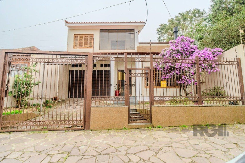 Casa de 214m² com 4 dormitórios, 1 suíte, piscina e 2 vagas no bairro Teresópolis