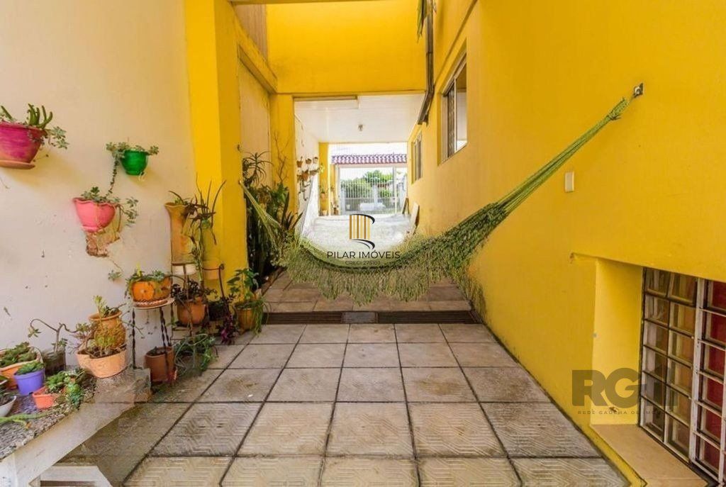São duas casas no mesmo pátio, com 308,22m² de área construída. Próxima a Av. Teresópolis.