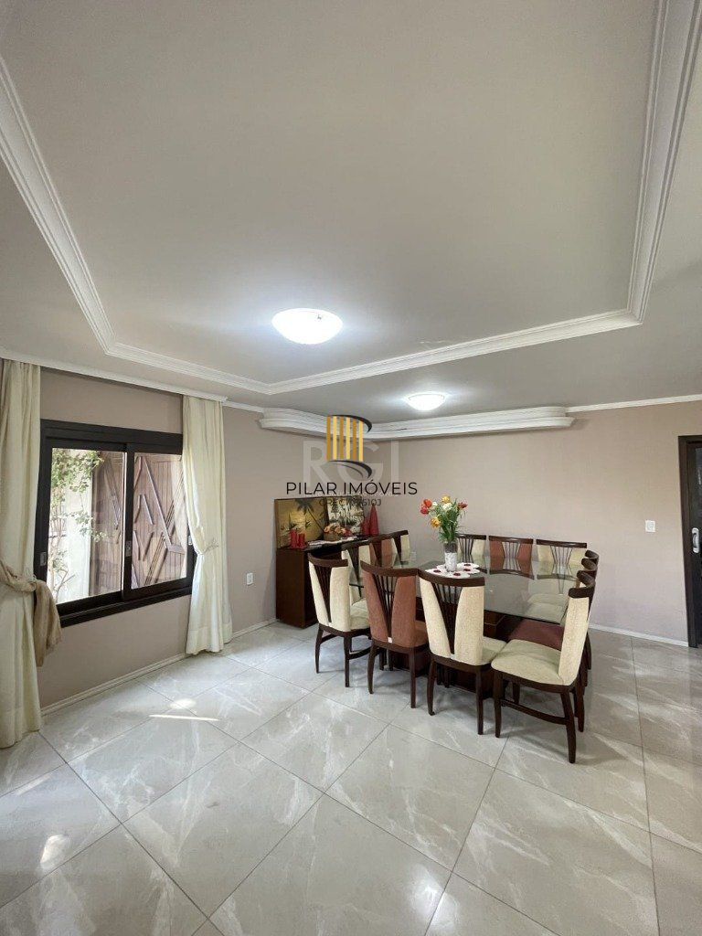 Casa para Venda - 240m², 4 dormitórios, sendo 2 suites, 3 vagas - Centro