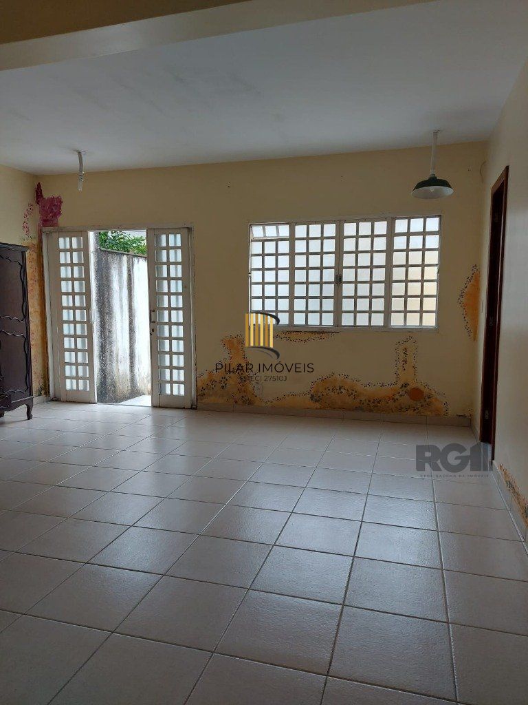 São duas casas no mesmo pátio, com 308,22m² de área construída. Próxima a Av. Teresópolis.