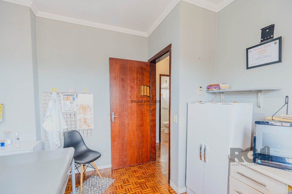 Casa com 234m², 3 dormitórios, 3 vagas no bairro Partenon