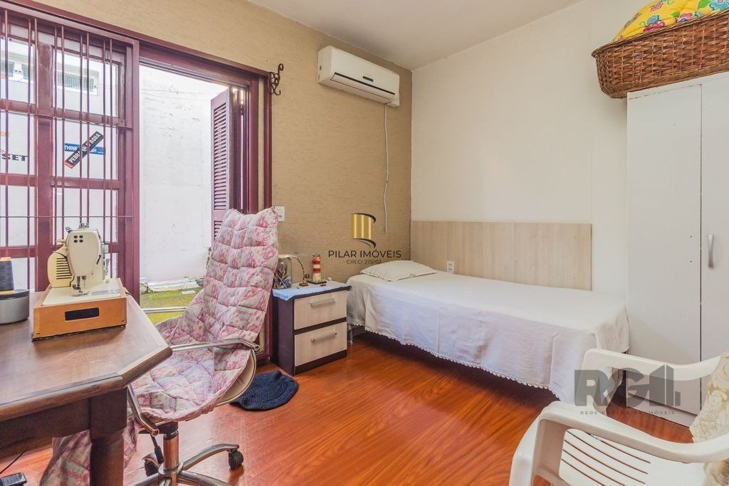 Sobrado de 215m² - 4 dormitórios, 5 vagas no bairro Passo das Pedras