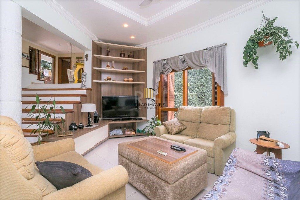 Casa para Venda - 279m², 3 dormitórios, sendo 1 suites, 4 vagas - Teresópolis