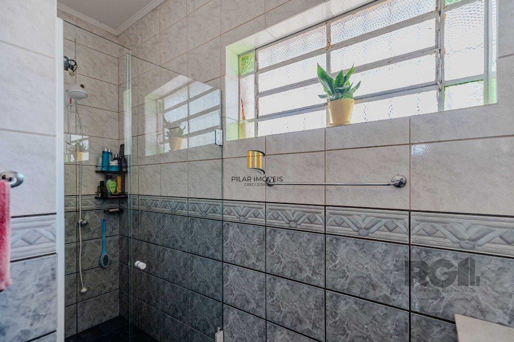Casa com 234m², 3 dormitórios, 3 vagas no bairro Partenon