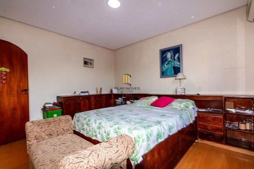 Casa 303m² - 4 dormitórios, 2 vagas no bairro Santo Antônio