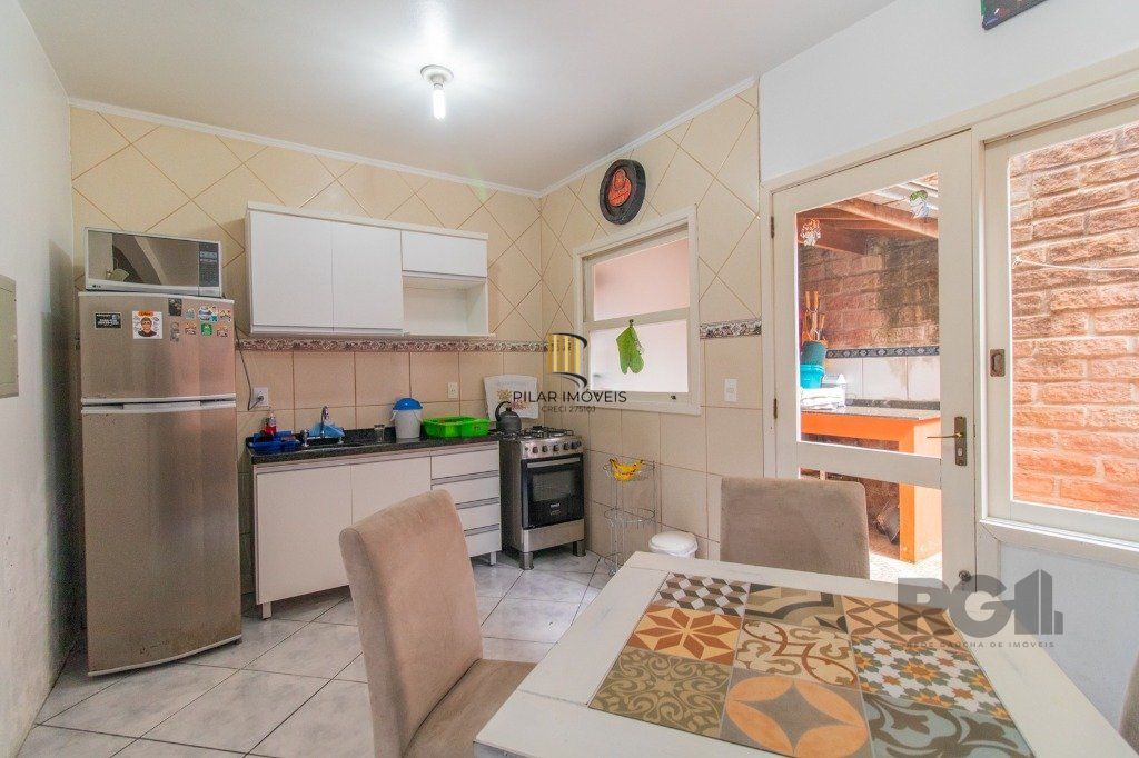 Casa em condoínio com 3 dormitorios, 2 suítes e  duas vagas de garaem no  bairroTeresópolis