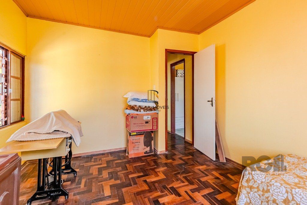 Casa de 2 dormitórios, no bairro  Hípica