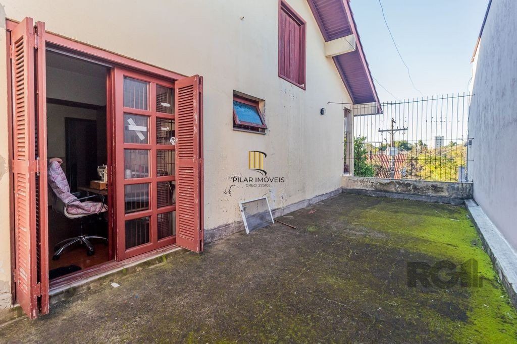 Sobrado de 215m² - 4 dormitórios, 5 vagas no bairro Passo das Pedras