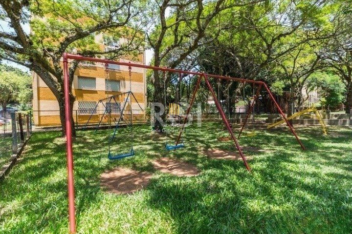 Apartamento de 03 dormitórios, sala, cozinha, banheiro. Condomínio  com salão de festas, pracinha, quadra de esportes, portaria 24h, salão de festas, churrasqueira e garagem rotativa