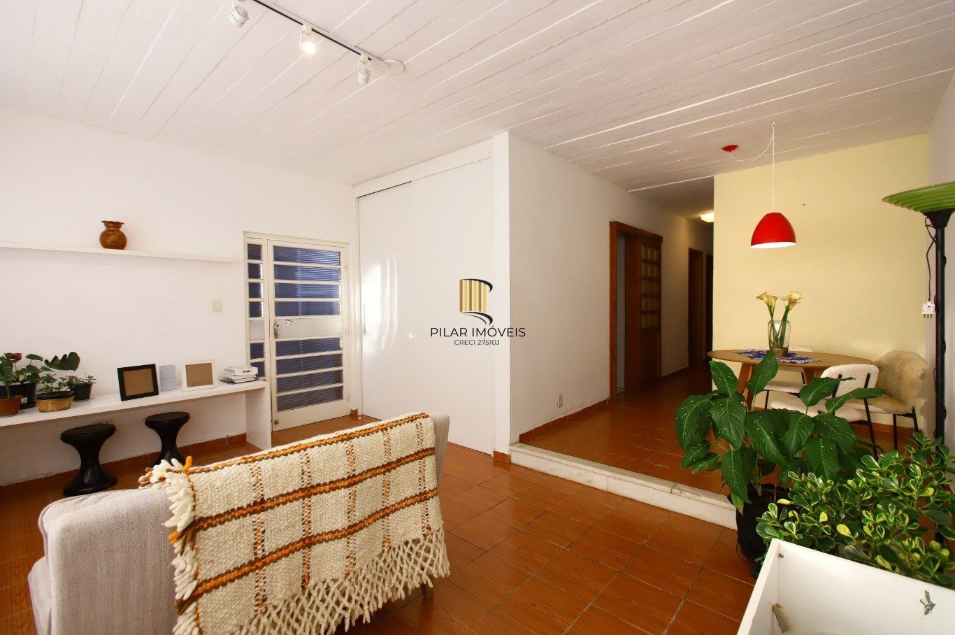 Casa com Edícula nos fundos, total de 5 dormitórios no Bairro gloria.