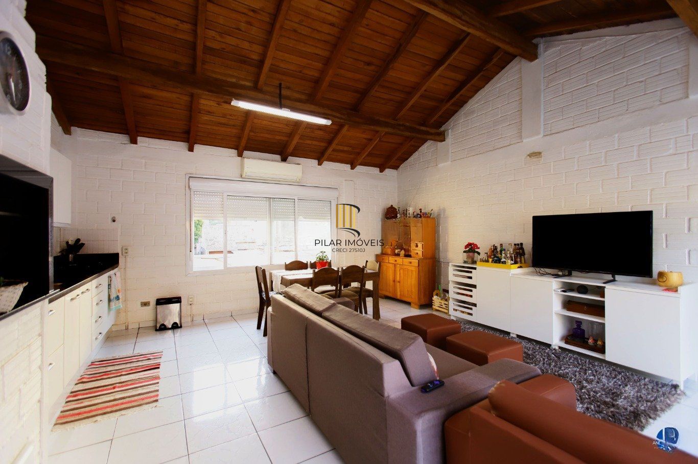 Casa com Edícula nos fundos, total de 5 dormitórios no Bairro gloria.