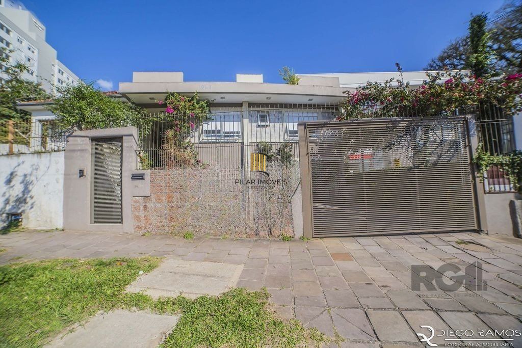 Casa de 4 dormitórios no bairro Glória