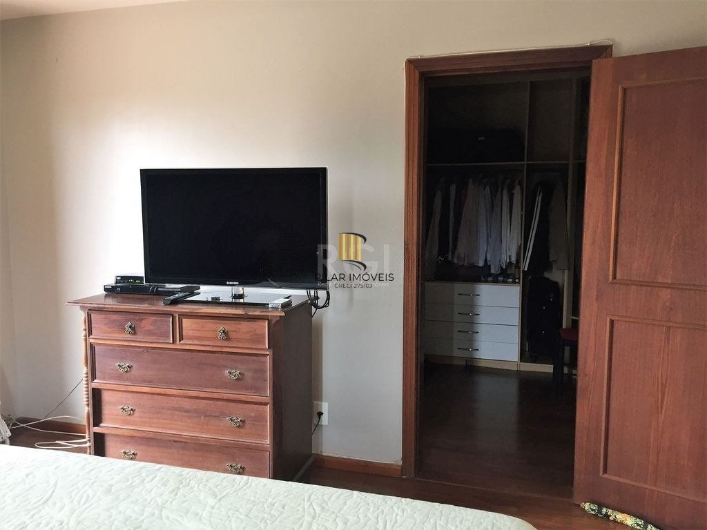 Casa de 270m² - 3 dormitórios, 1 suíte, churrasqueira, pátio e 3 vagas de garagem