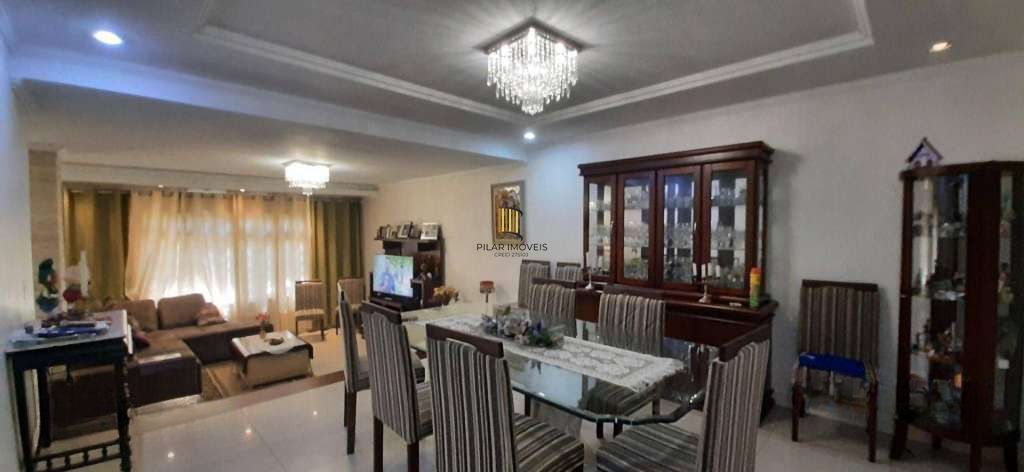 VENDE – AMPLA CASA RESIDENCIAL COM PISCINA E 5 VAGAS