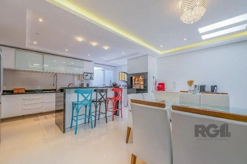 Casa 221m² - 3 dormitórios, 1 suíte, 4 vagas de garagem no bairro Vila Assunção