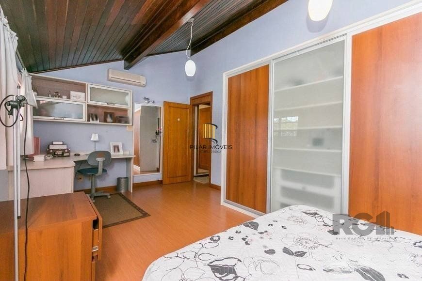 Casa de 380m² - 4 dormitórios, 2 suítes, 4 vagas no bairro Bom Jesus