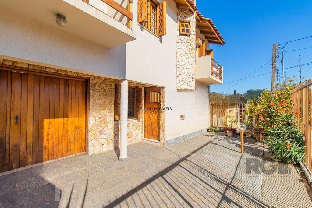 Casa de 4 dormitórios no bairro Cavalhada