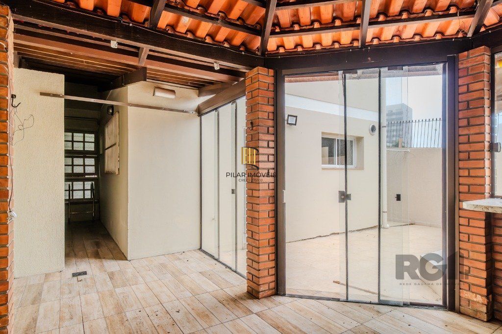Casa de 214m² com 4 dormitórios, 1 suíte, piscina e 2 vagas no bairro Teresópolis