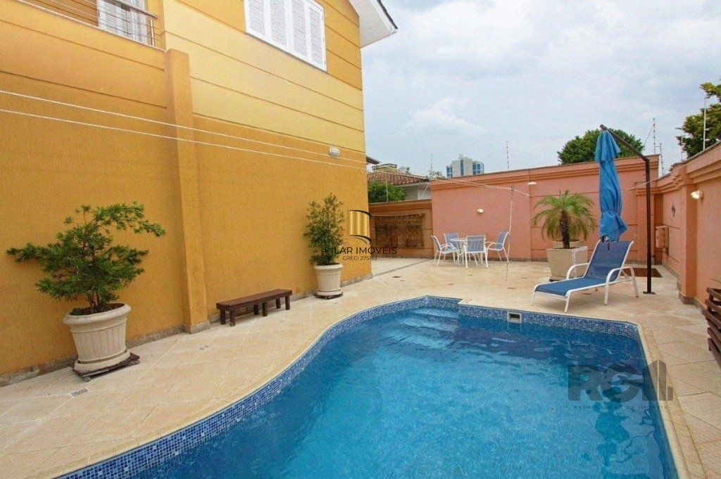 Excelente casa de 330m² com 3 dormitórios, piscina e 3 vagas.