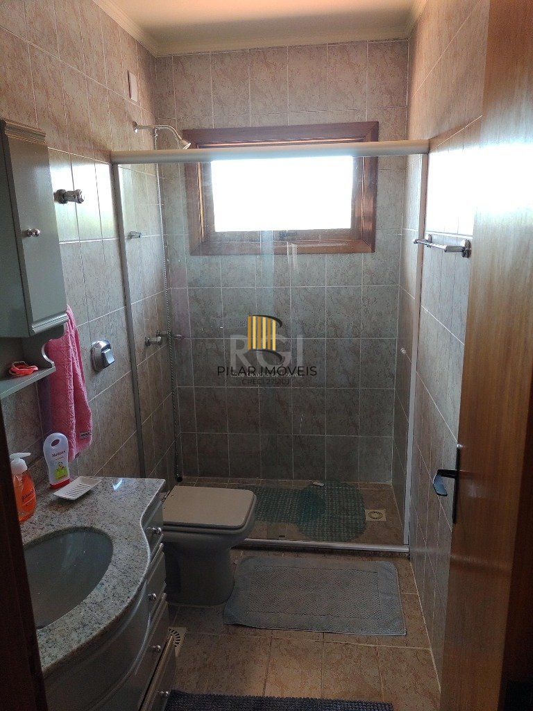 Excelente casa com 03 suíte, espaço gourmet com churrasqueira, living com lareira, pátio com piscina e garagem para 02 carros no bairro Espírito Santo