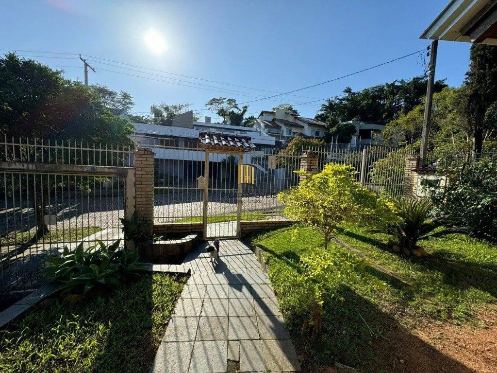Casa com 4 dormitórios no bairro nonoai