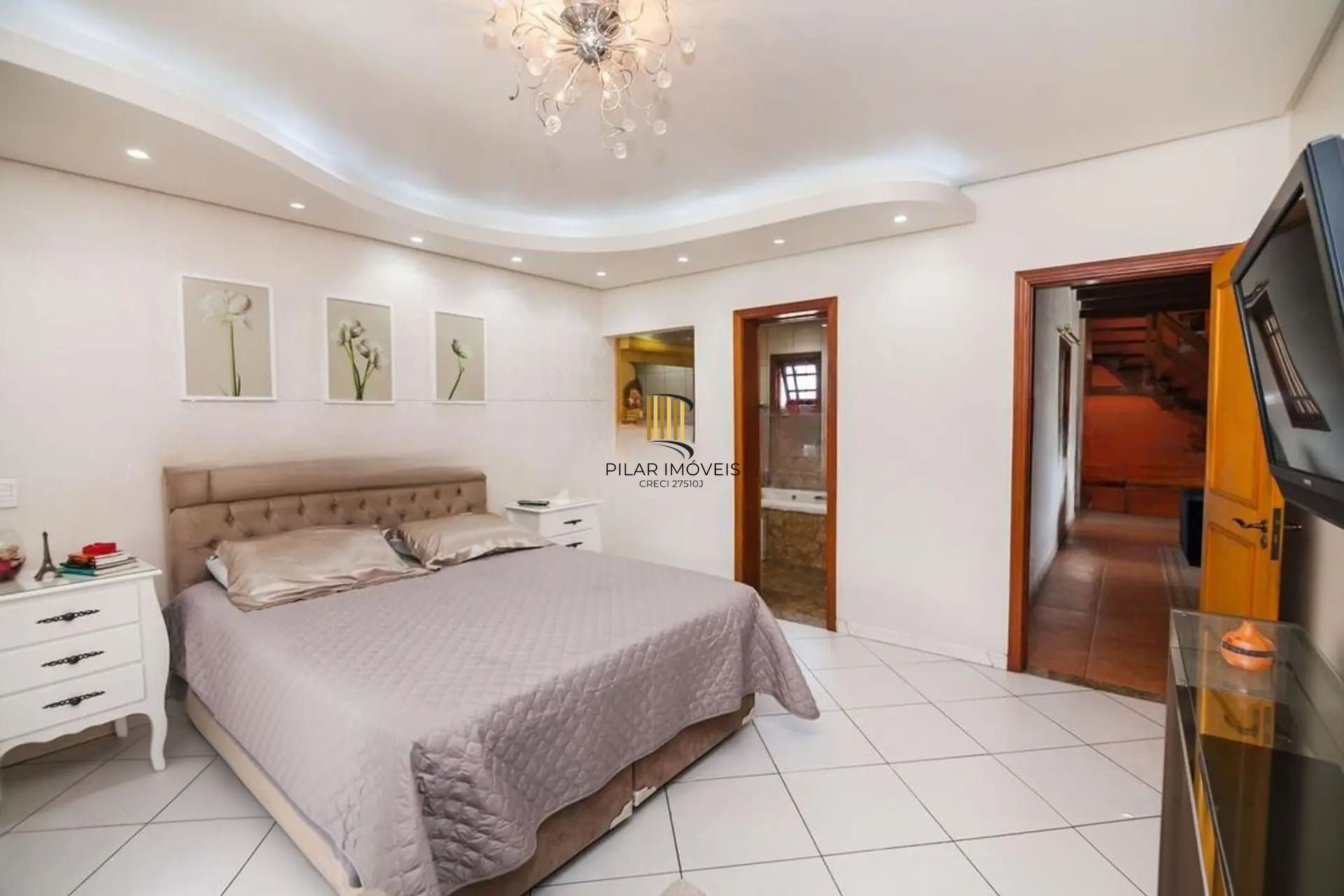Casa de 4 dormitórios à venda no Bairro Rubem Berta, Porto Alegre.