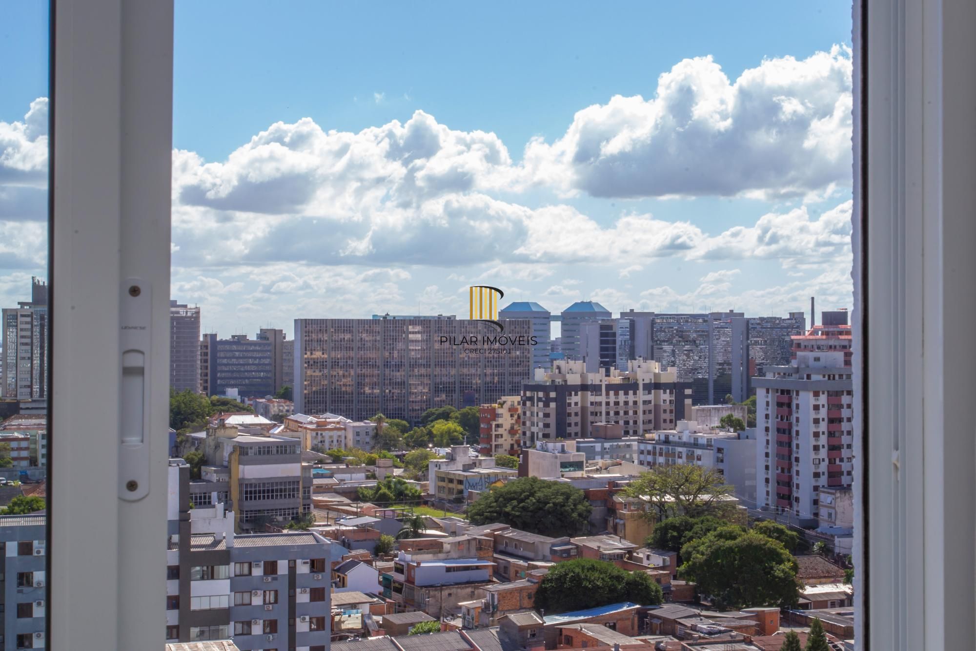 Apartamento de 02 dormitorios, suite, vaga garagem com vista livre no bairro Menino Deus-Porto Alegre.