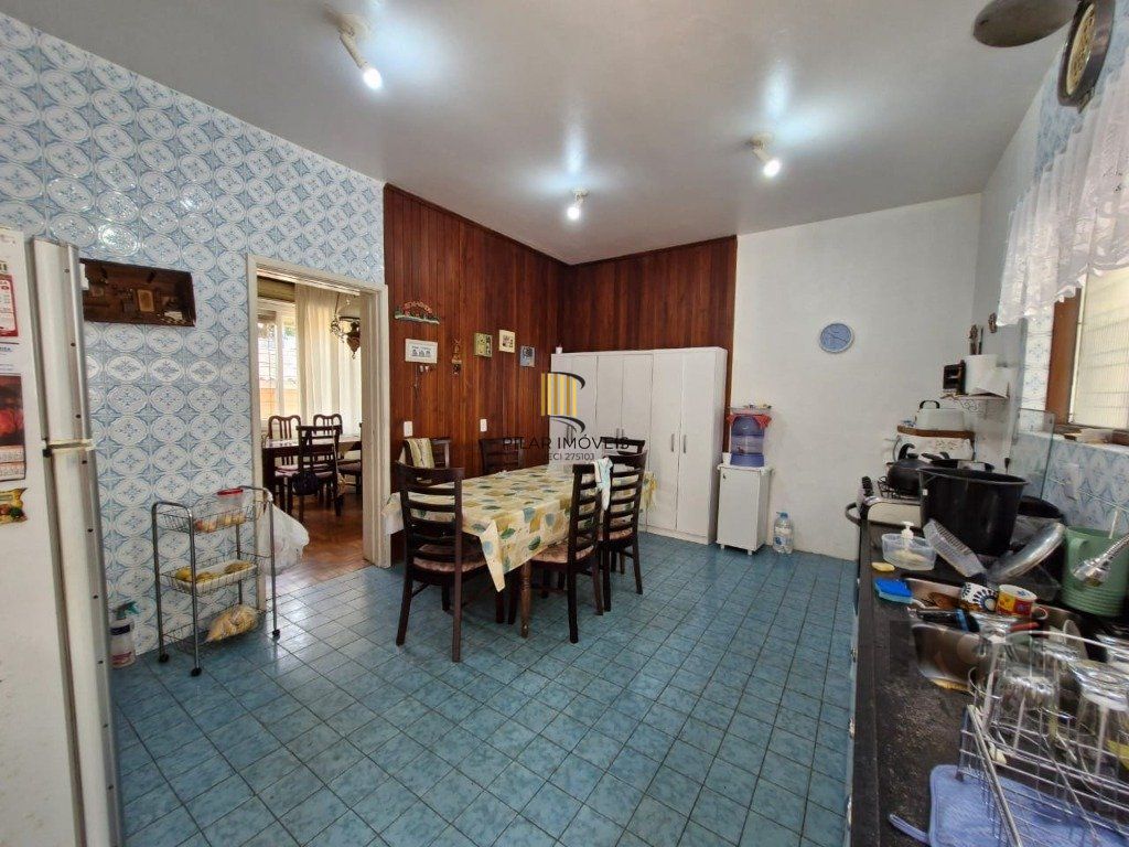 Casa com 243m2 de área privativa, com amplo pátio de 11 x 44, próxima a Av. Teresópolis