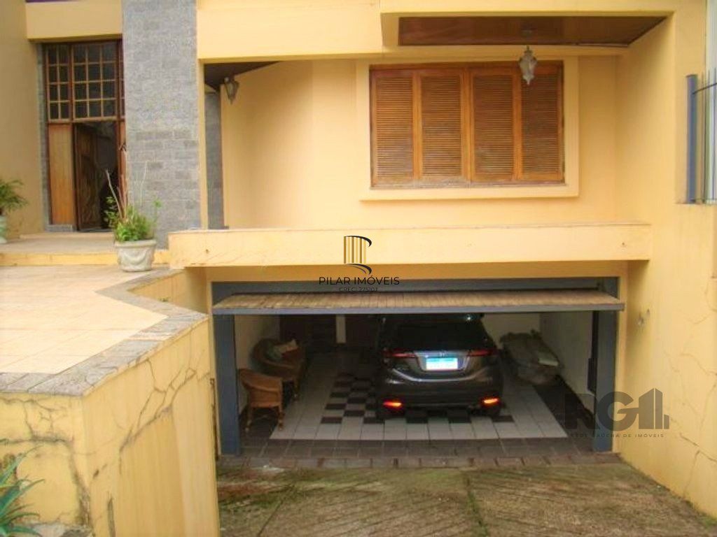 Casa de 370m² - 4 dormitórios, 2 suítes e 4 vagas de garagem no bairro Espírito Santo
