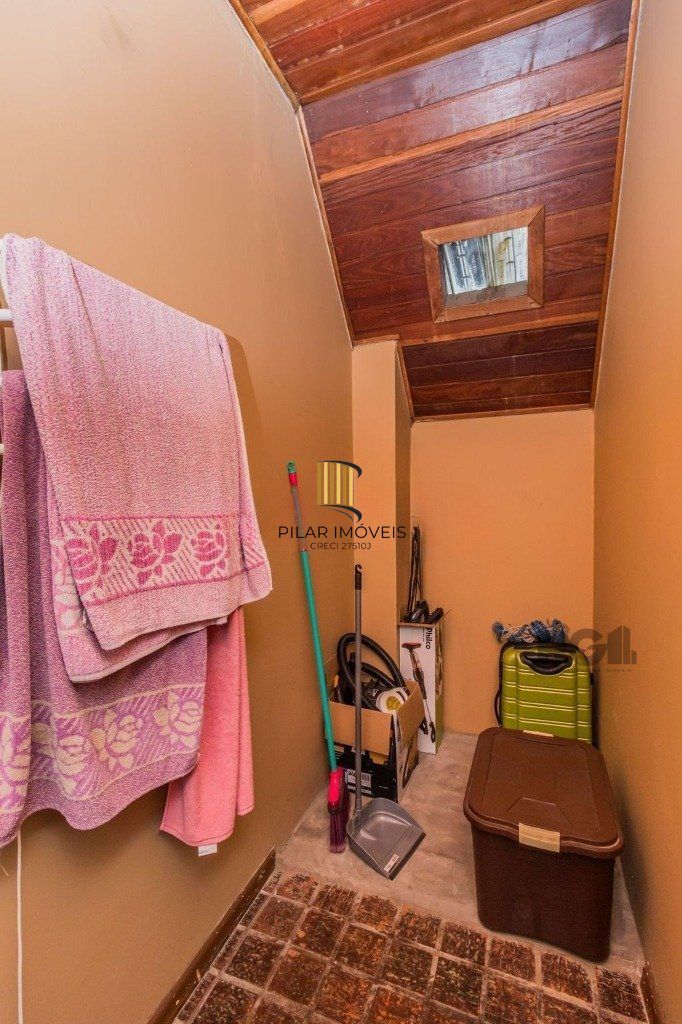 Impecável casa no bairro Medianeira. Living de 3 ambientes com lareira. Com 4 dormitórios sendo 1 suíte também com lareira. Ampla cozinha mobiliada e reformada. Dormitórios com armários fixos .