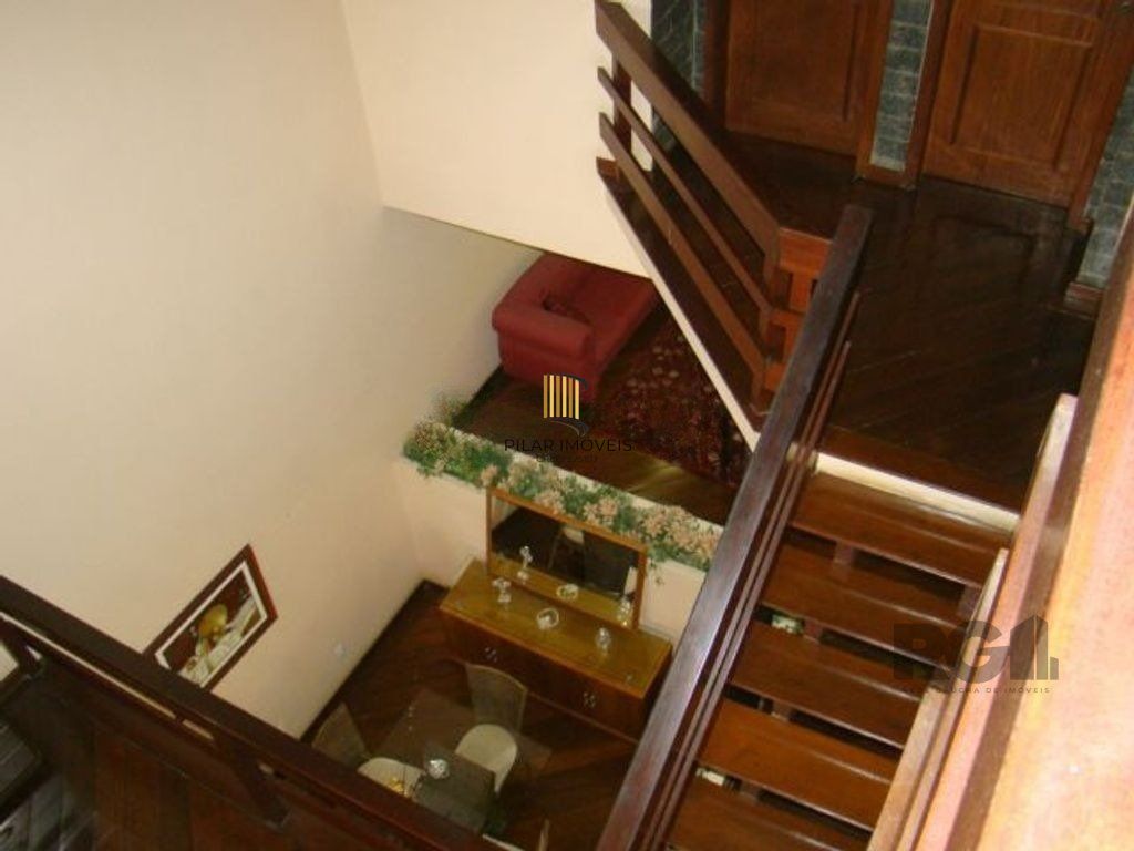 Casa de 370m² - 4 dormitórios, 2 suítes e 4 vagas de garagem no bairro Espírito Santo