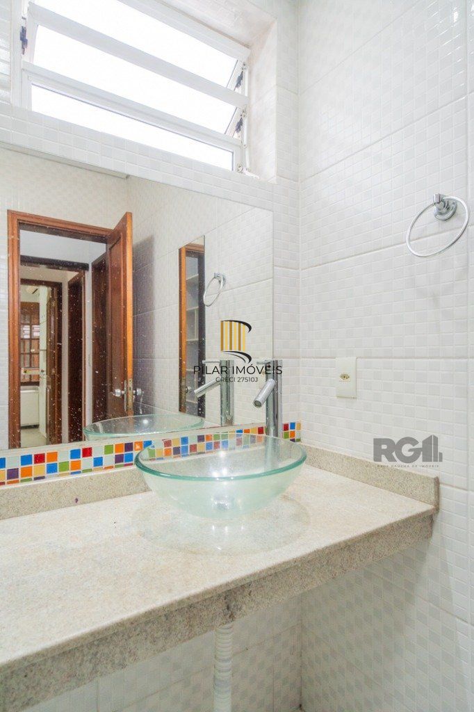 Casa de 214m² com 4 dormitórios, 1 suíte, piscina e 2 vagas no bairro Teresópolis