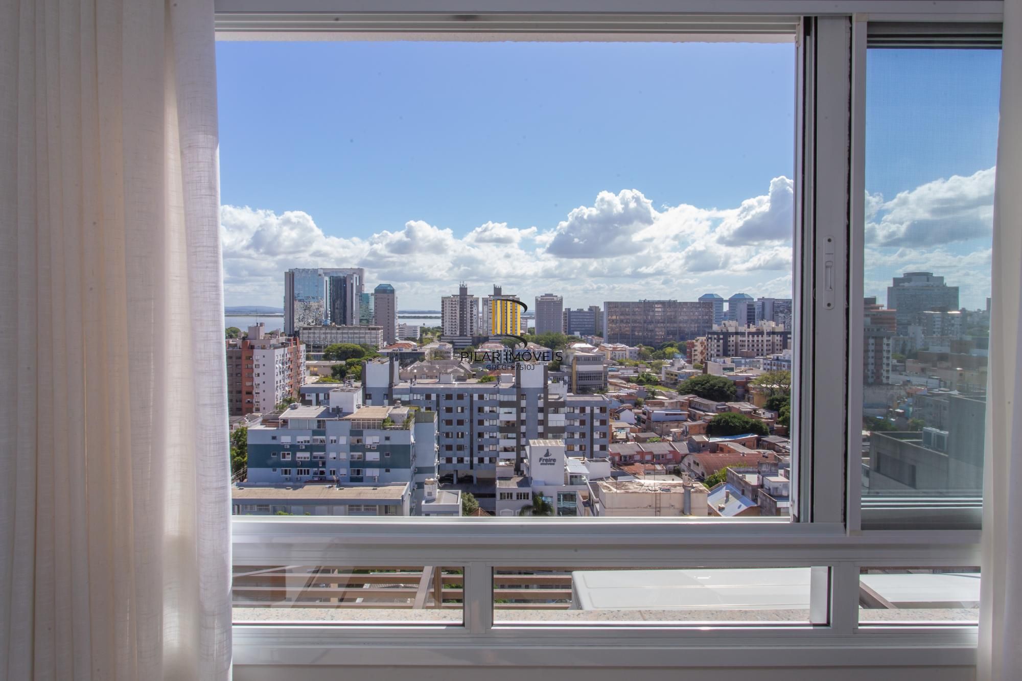 Apartamento de 02 dormitorios, suite, vaga garagem com vista livre no bairro Menino Deus-Porto Alegre.