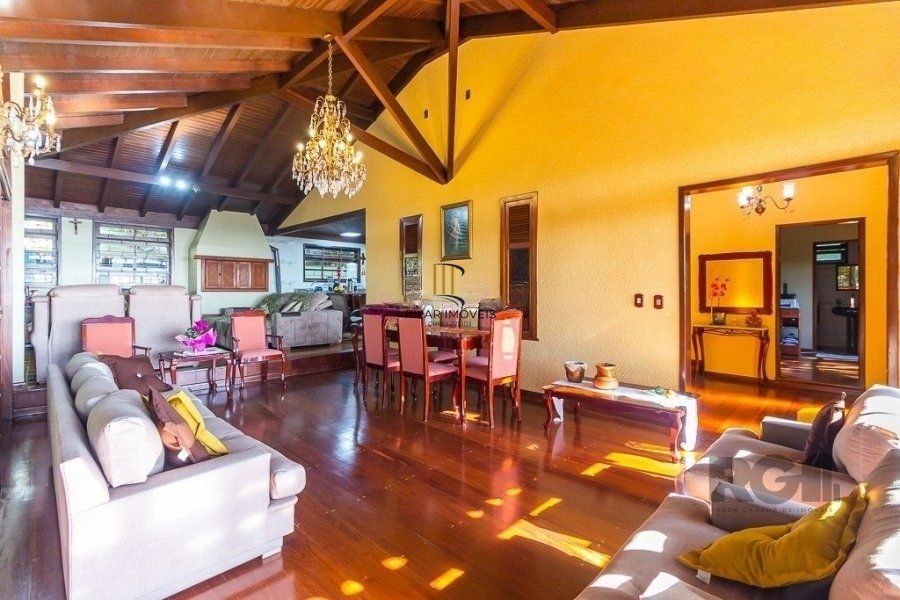 Casa com 400m² privativos e 1000m² de terreno, com vista. Um paraíso no Morro Apamecor!