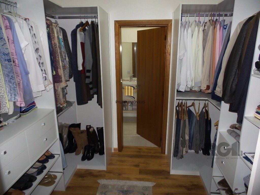 Excelente casa em condomínio com 3 dormitórios e 4 vagas.